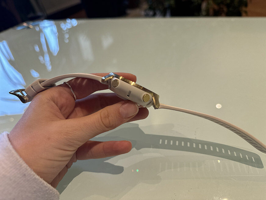 Man sieht die Tasten der Polar Grit X Pro. 